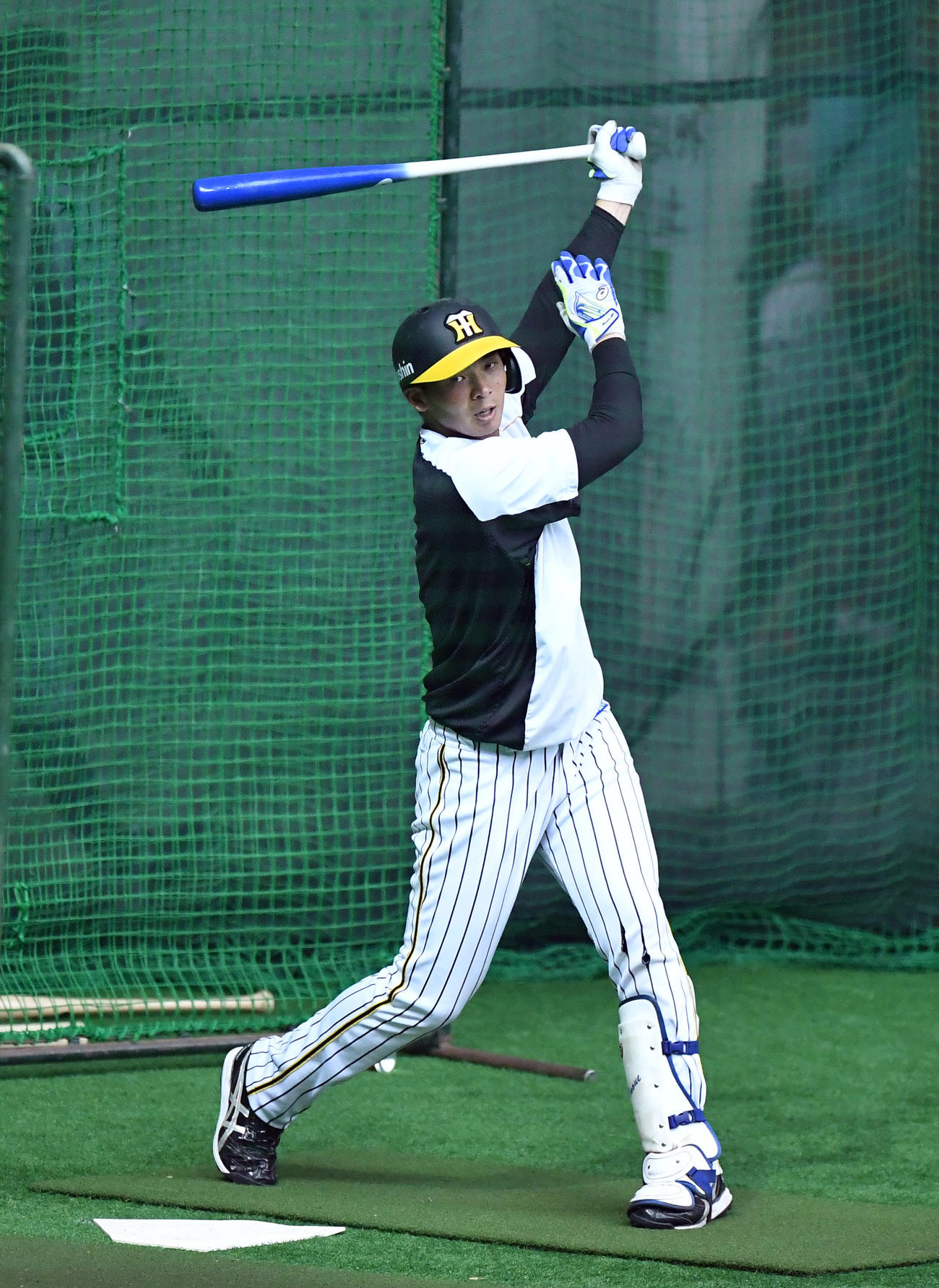 室内練習場で打撃練習する阪神井上