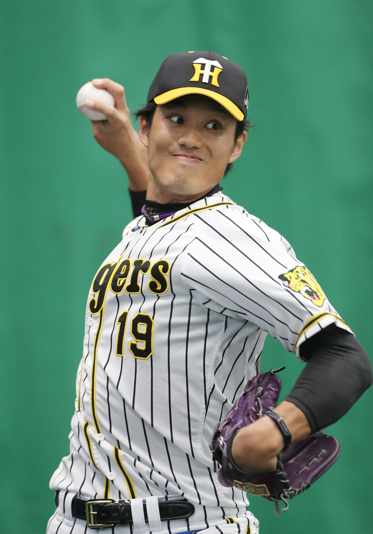 阪神春季キャンプ　ブルペンで力強く投球する阪神藤浪晋太郎（撮影・前田充）