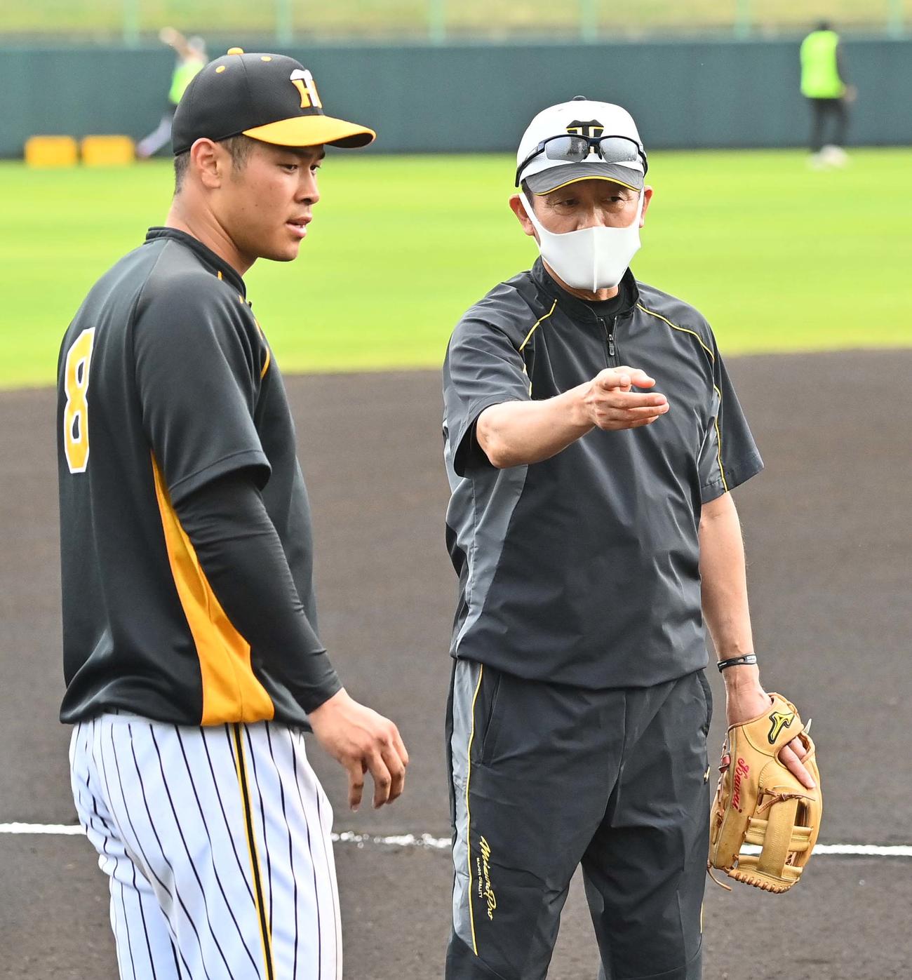 川相臨時コーチ（右）の指導を受ける佐藤輝（撮影・上田博志）