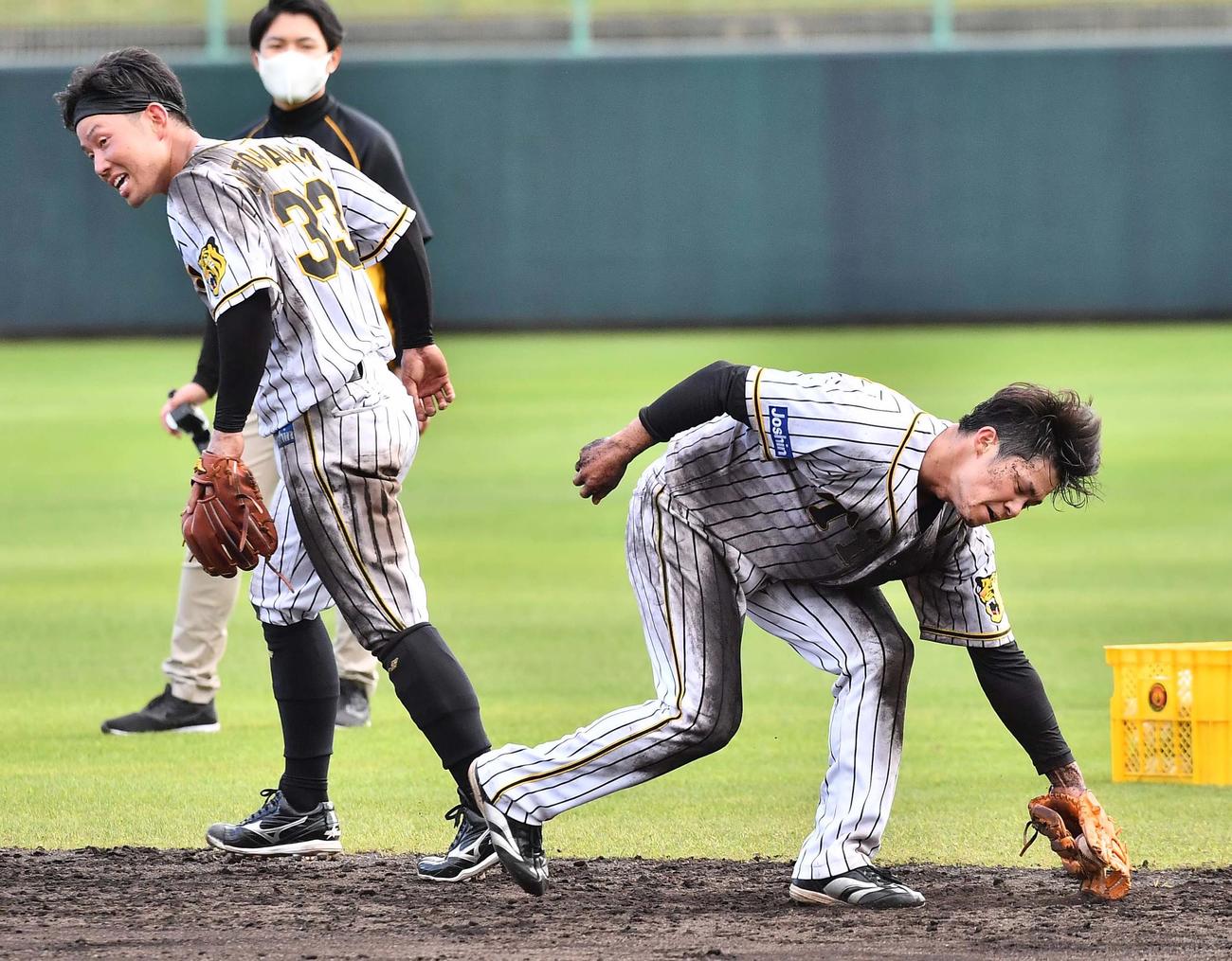泥だらけになりながらデスノックを受ける糸原（左）と中野（撮影・上田博志）