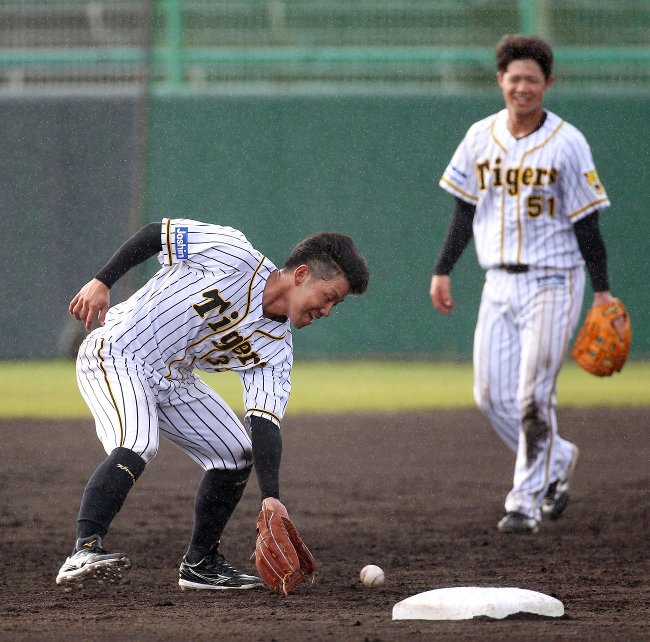 デスノックが開始し打球を捕球する糸原。右は中野（撮影・上山淳一）