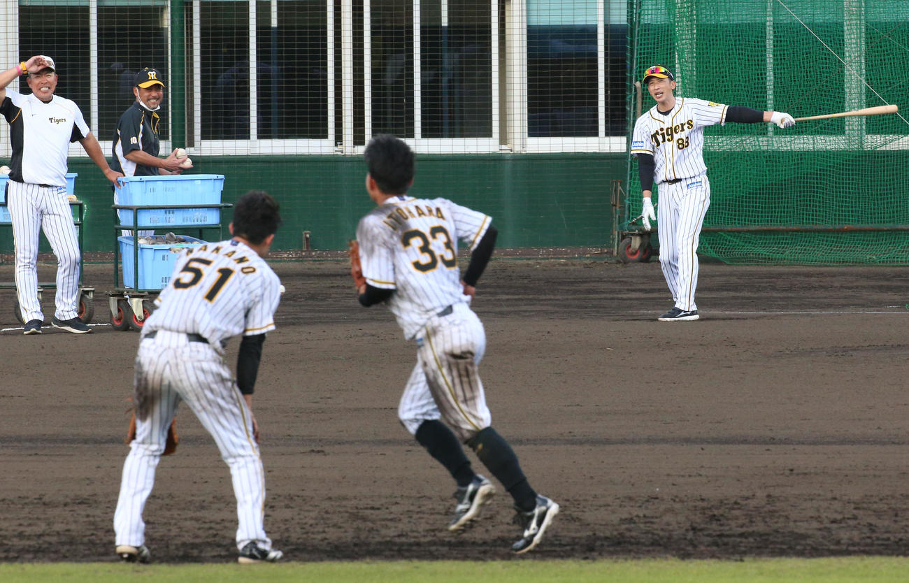 矢野監督（右）のノックを受ける（手前左から）中野と糸原（撮影・上山淳一）