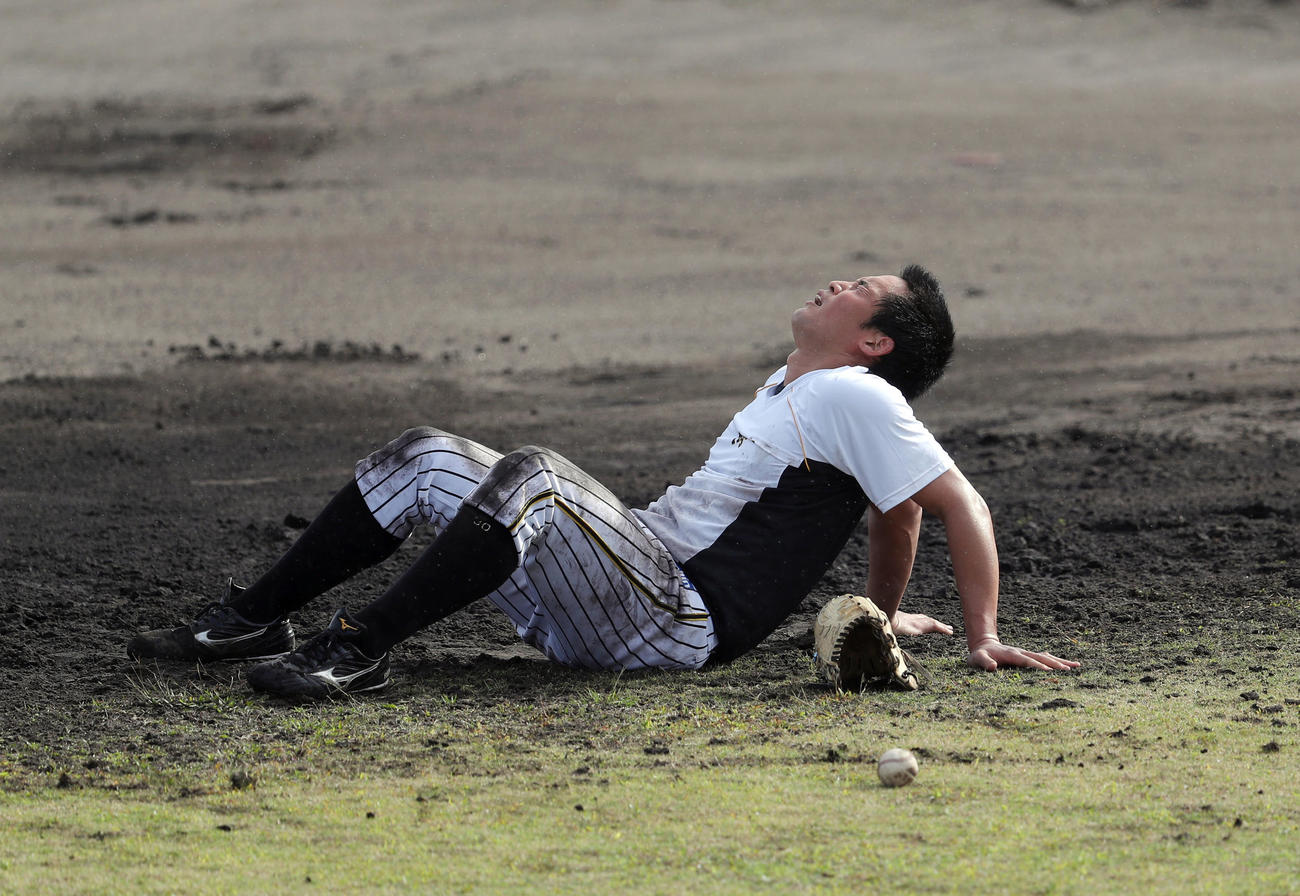 矢野監督のノックを受け苦しそうな表情を見せる佐藤蓮（撮影・前田充）