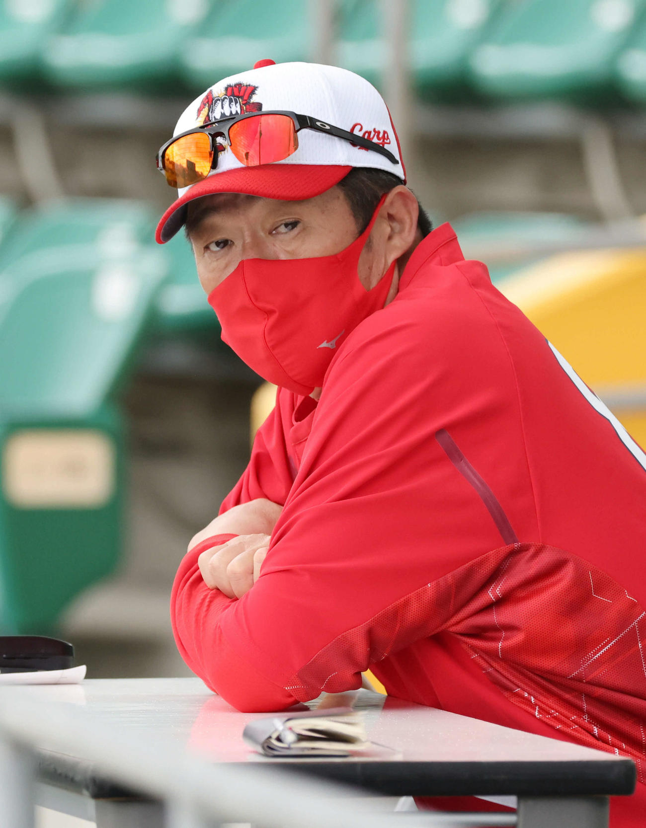 プロ野球広島沖縄キャンプ　シート打撃をチェックする佐々岡監督（撮影・加藤孝規）