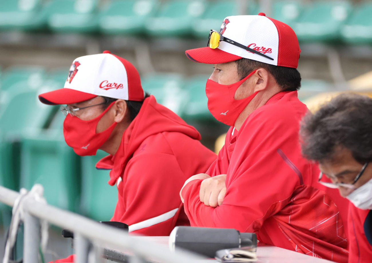 プロ野球広島沖縄キャンプ　シート打撃をチェックする佐々岡監督と河田ヘッドコーチ（左）（撮影・加藤孝規）