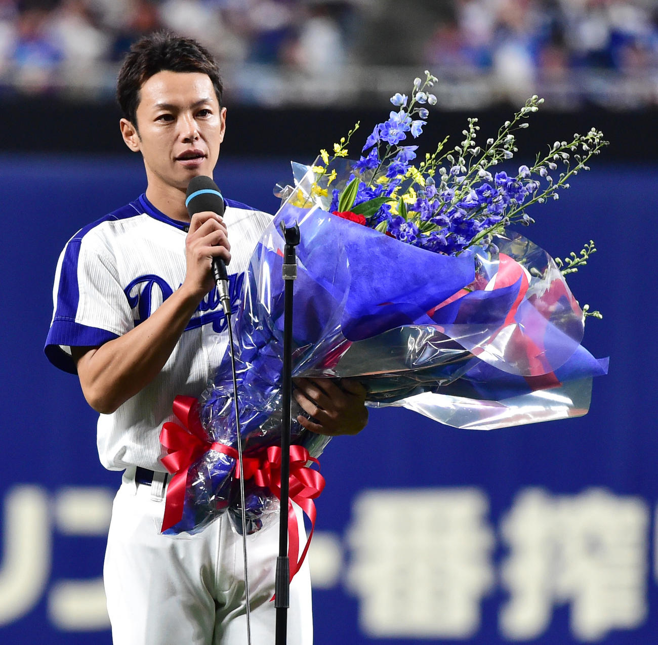 18年9月29日、引退セレモニーであいさつする中日浅尾（現コーチ）（撮影・清水貴仁）