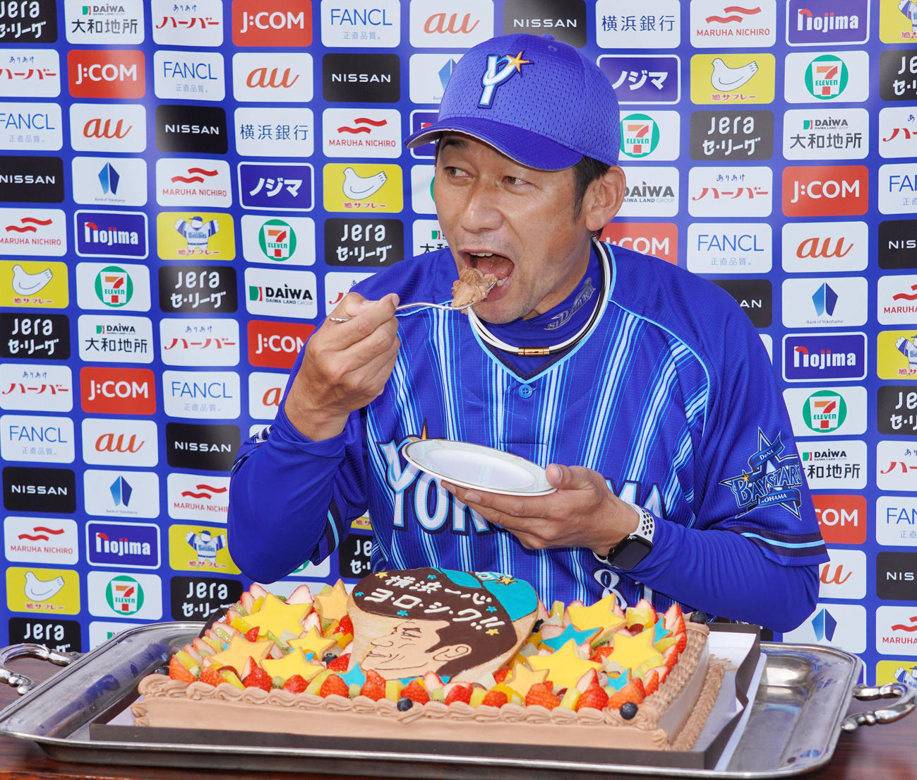 特注バレンタインケーキをほおばるDeNA三浦監督