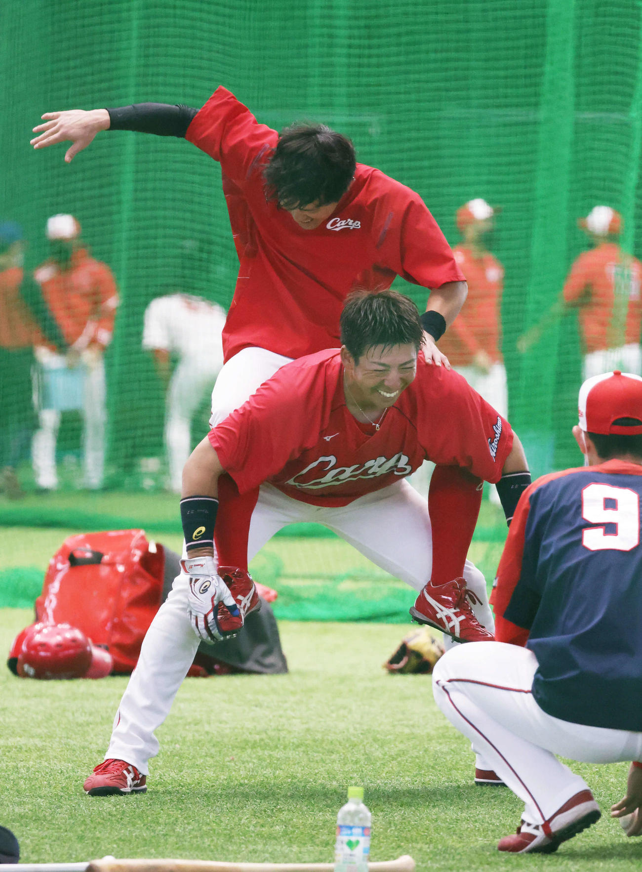広島沖縄キャンプ　馬役の野間と騎手役の上本。乗馬だけにノリノリです（撮影・加藤孝規）