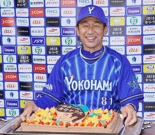 特注バレンタインケーキを手に笑顔を見せるDeNA三浦監督
