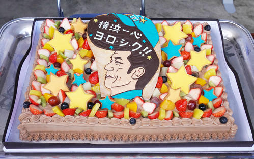 DeNA三浦監督に贈られた特注バレンタインケーキ