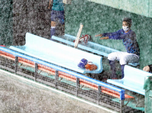 水浸しのグラウンドを見つめヘッドスライディングのポーズをする中日根尾（撮影・横山健太）