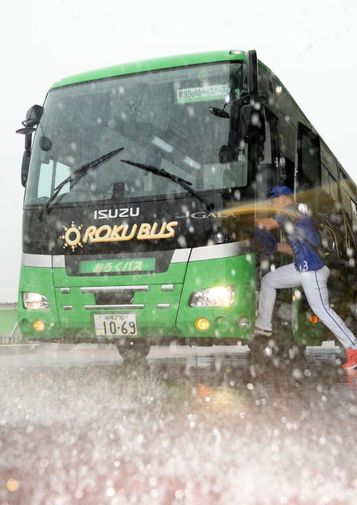 中日戦が雨天中止となり球場を後にするDeNAナイン（撮影・横山健太）