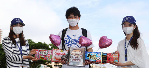 バレンタインデーの今日、練習終了後に報道陣からチョコを受け取り笑顔の三好大倫（中央）