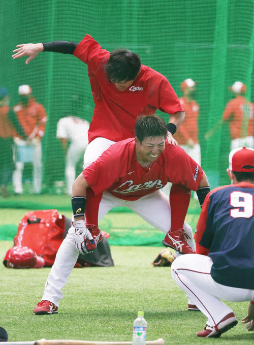 広島沖縄キャンプ　馬役の野間と騎手役の上本。乗馬だけにノリノリです（撮影・加藤孝規）