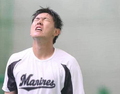 ヤクルト対ロッテ　雨天中止となり室内練習場で打撃練習を終えきつそうな表情のロッテ安田（撮影・垰建太）