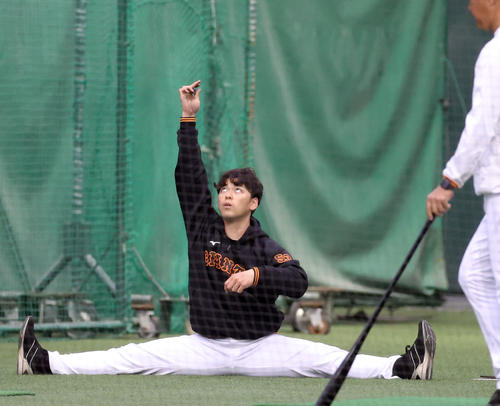 練習前、ストレッチをする巨人高梨（撮影・狩俣裕三）