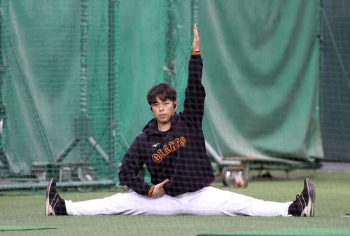 練習前、ストレッチをする巨人高梨（撮影・狩俣裕三）