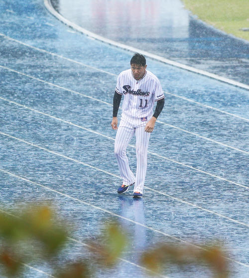 ずぶ濡れで走るヤクルト奥川（撮影・河田真司）