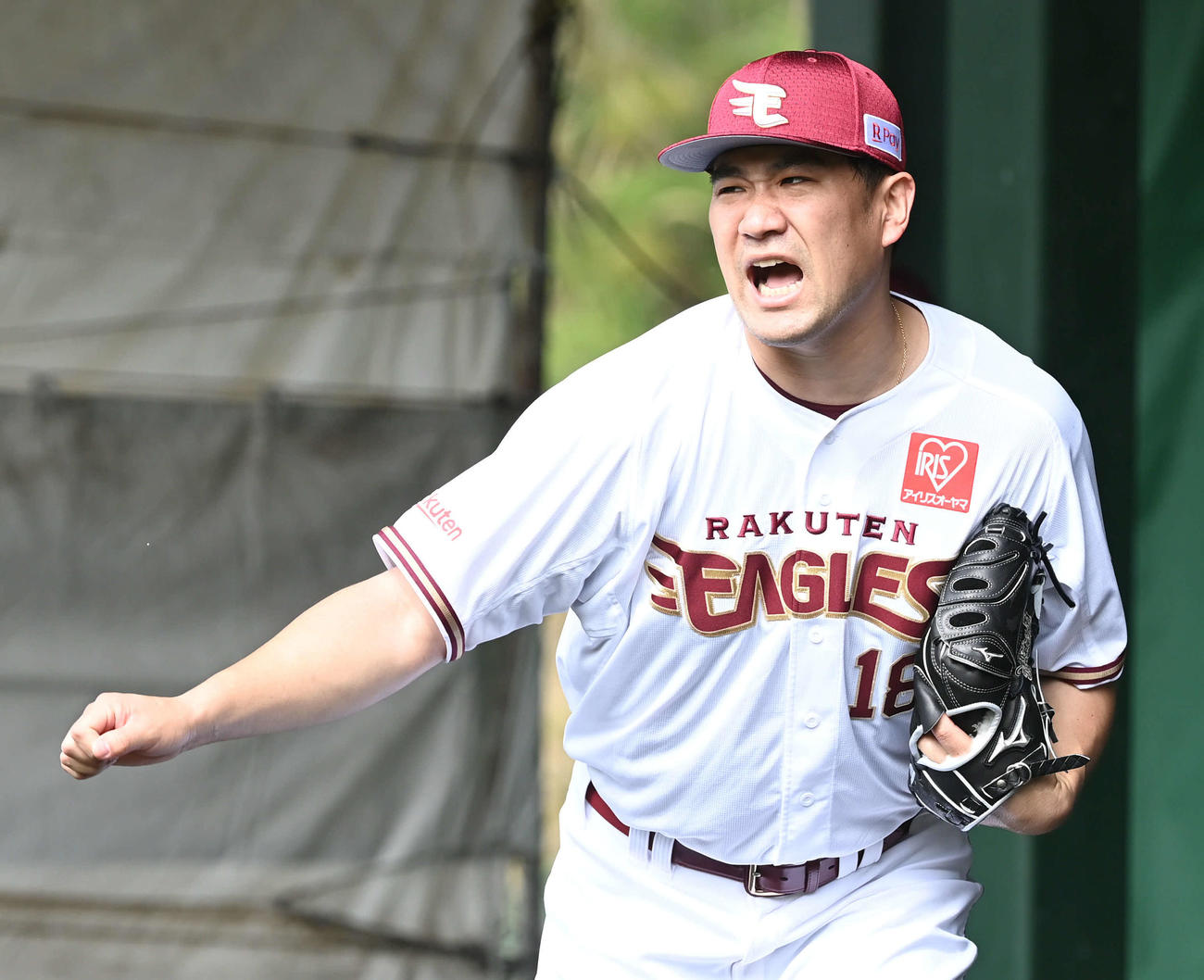 ブルペン投球で声を上げる楽天田中将（撮影・山崎安昭）