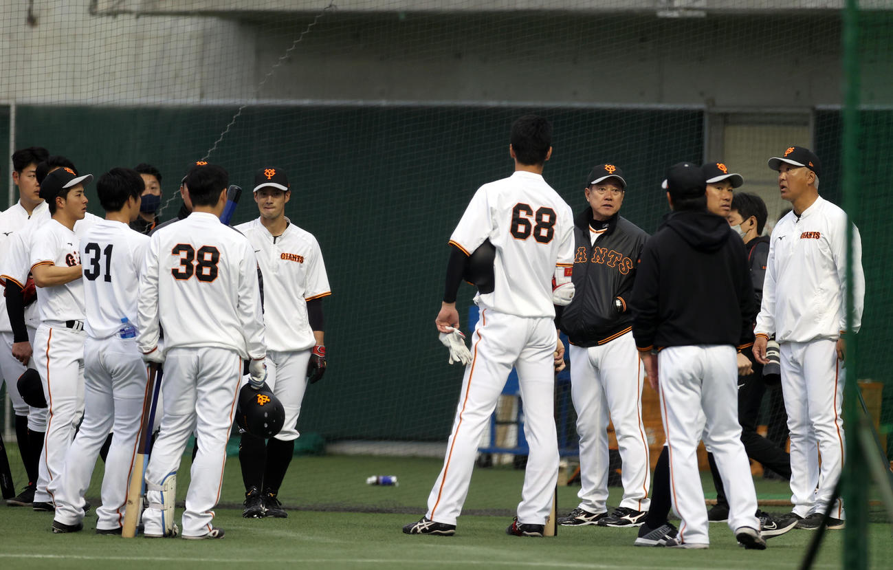 選手を集め、話をする原監督（中央右）（撮影・狩俣裕三）