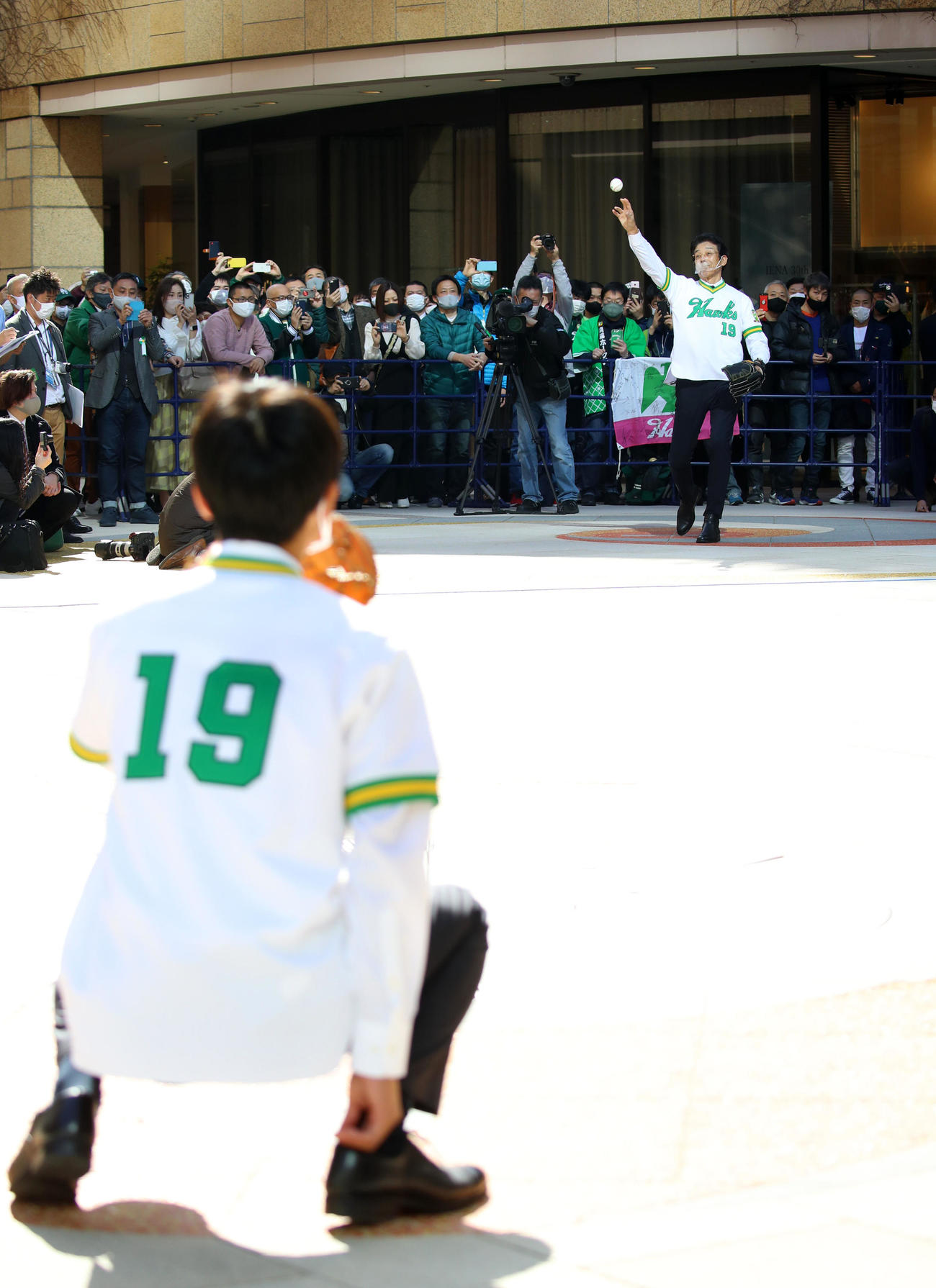 「おかえり！ノムさん　大阪球場に」イベントで始球式を行う江本孟紀氏。手前は野村克也氏の孫の野村忠克氏（撮影・加藤哉）