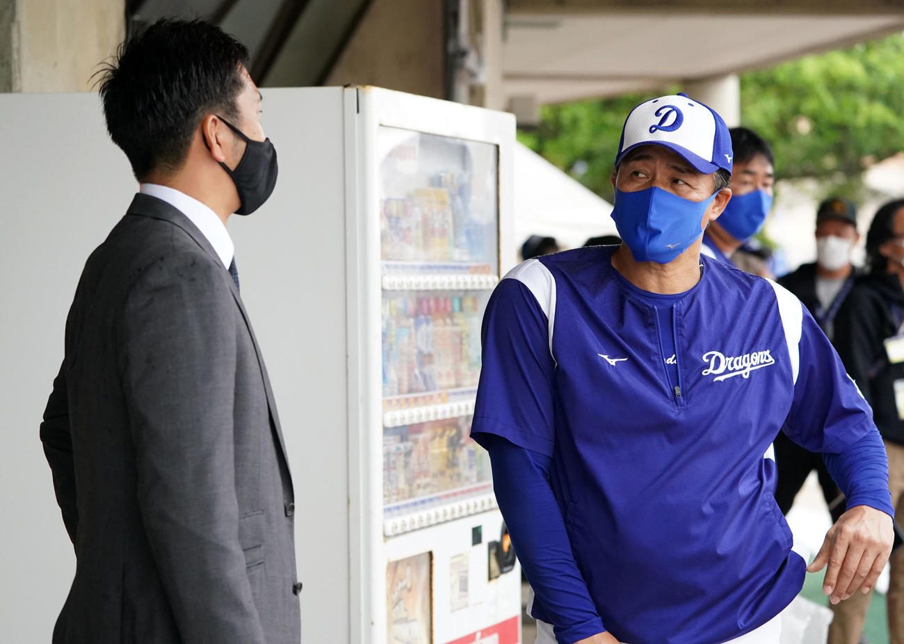 会話を交わす藤川氏（左）と中日与田監督（撮影・横山健太）