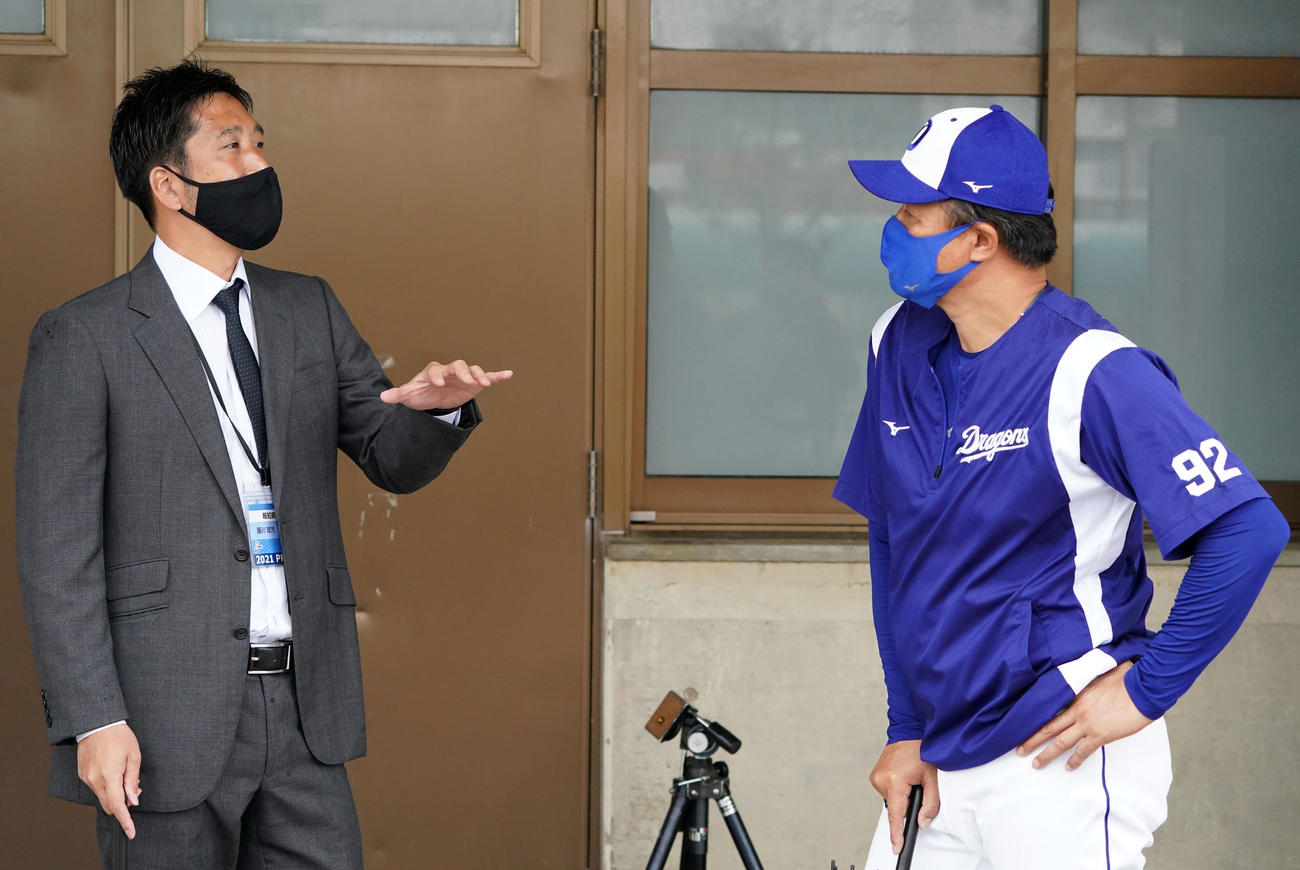 会話を交わす藤川氏（左）と中日与田監督（撮影・横山健太）