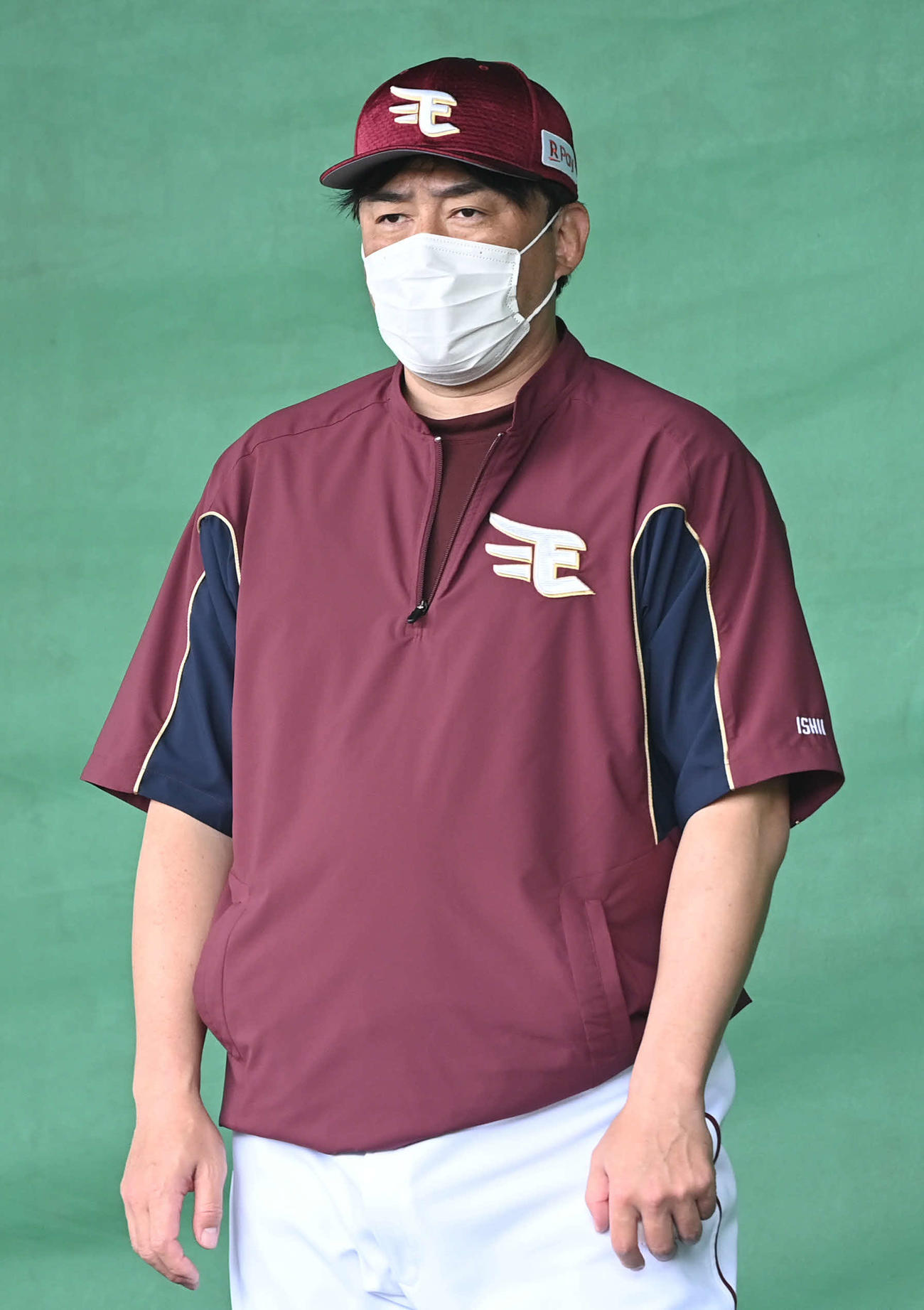 ブルペン投球を見守る楽天石井GM兼監督（撮影・山崎安昭）