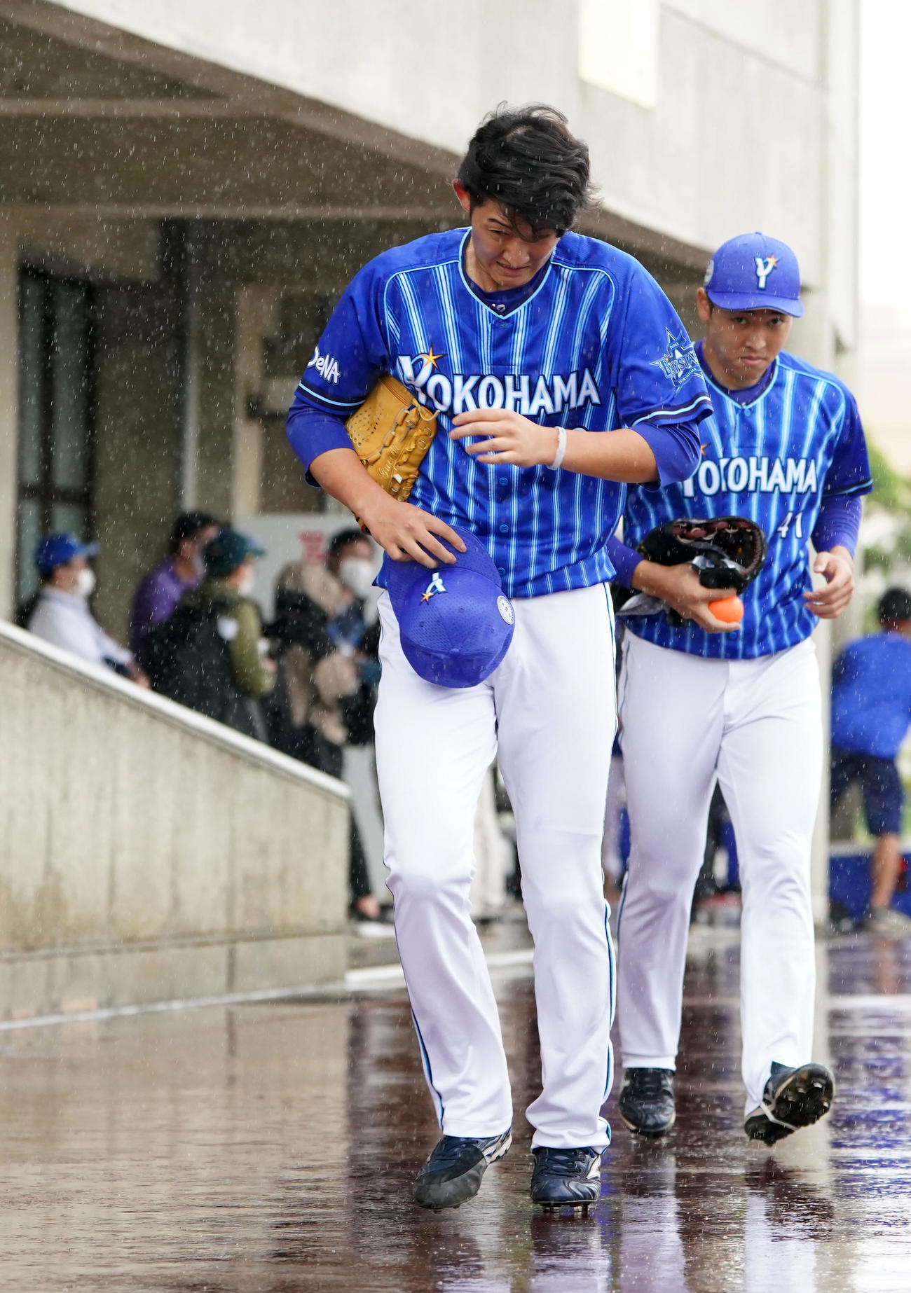中日戦が雨天中止となり、ブルペンへ向かうDeNA阪口（左）と桜井（撮影・横山健太）