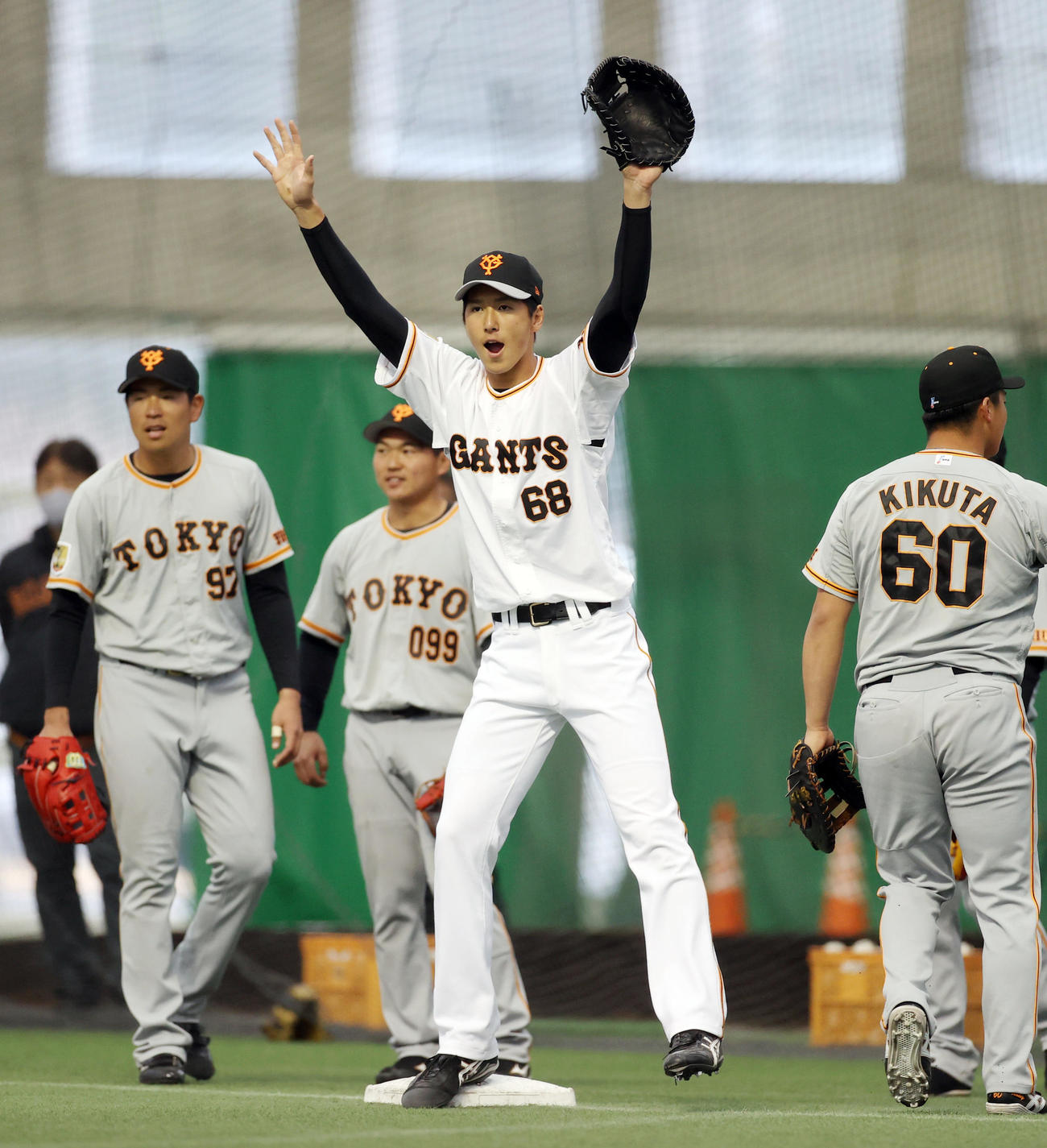 1・2・3軍合同のシートノックで、大声を出す秋広（撮影・狩俣裕三）