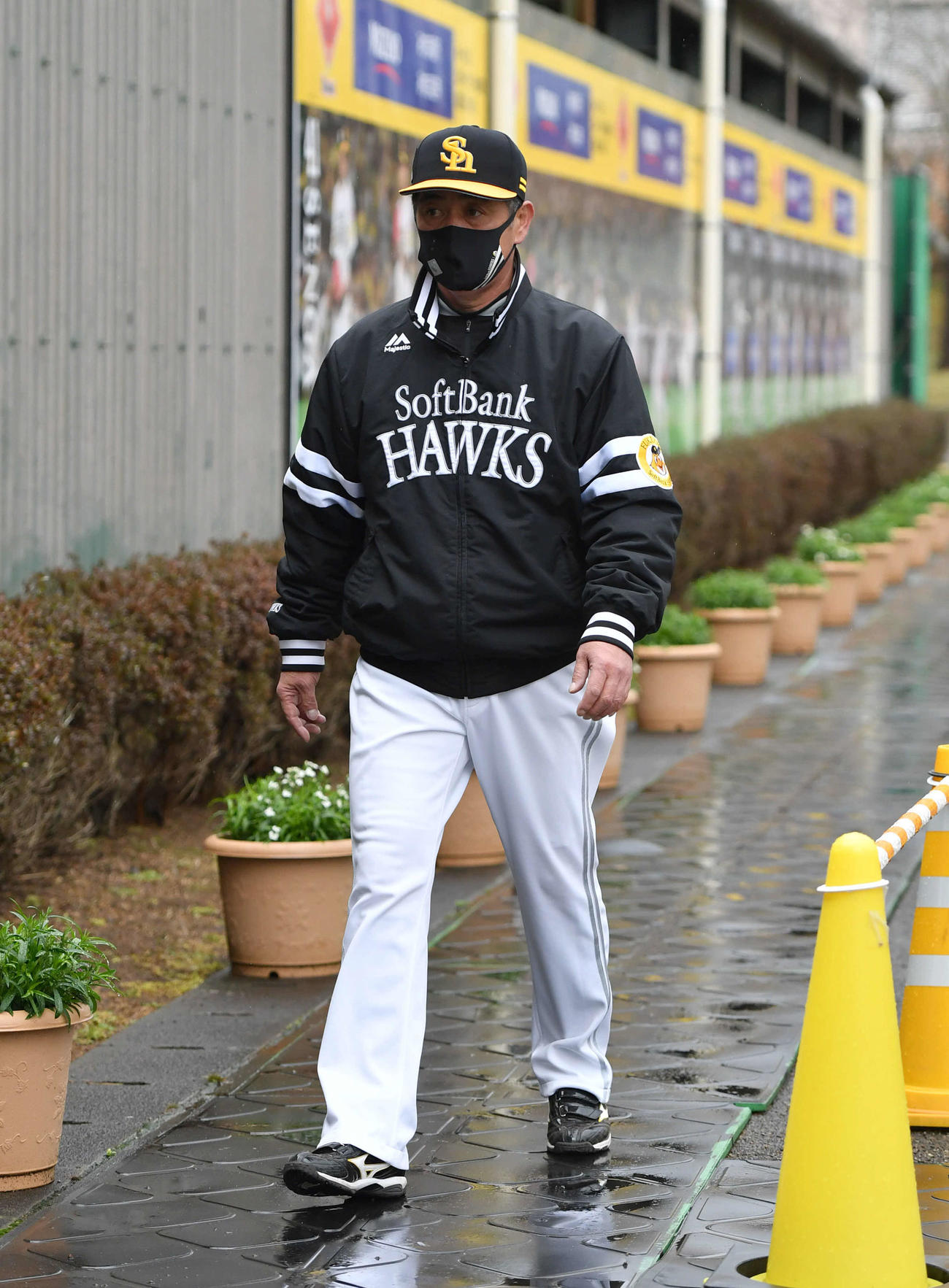 雨天のため室内練習場へ向かう工藤監督（撮影・岩下翔太）