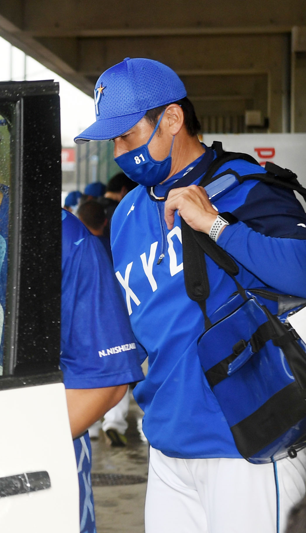中日戦が雨天中止となり球場を後にするDeNA三浦監督（撮影・横山健太）