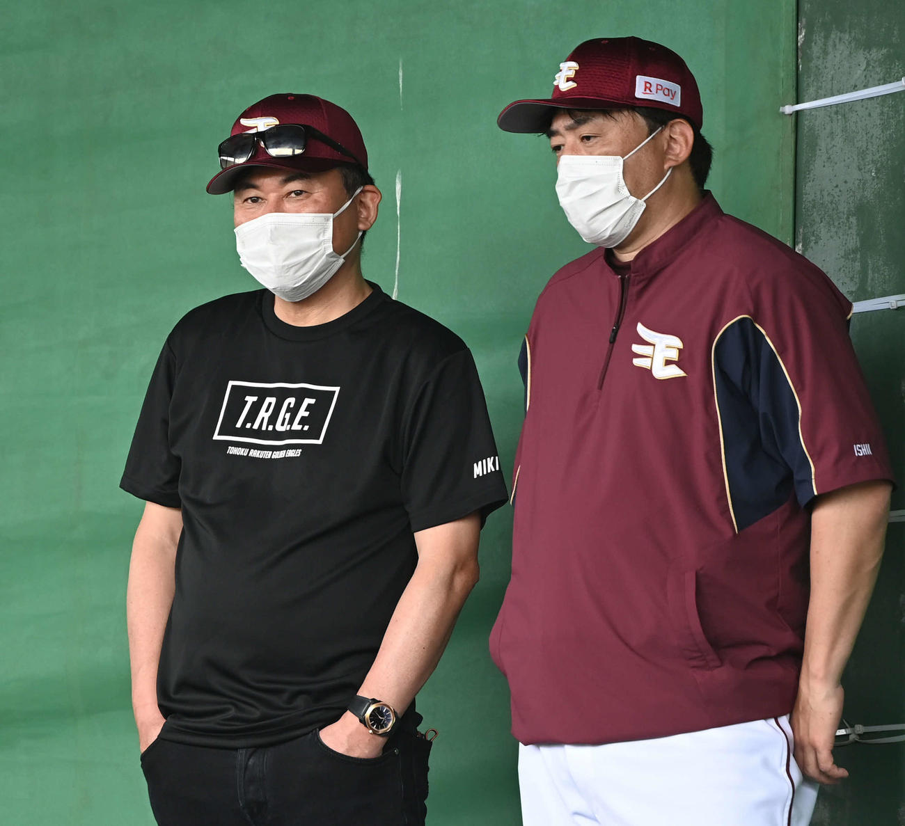 ブルペンを見守る楽天三木谷オーナー（左）と石井GM兼監督（撮影・山崎安昭）