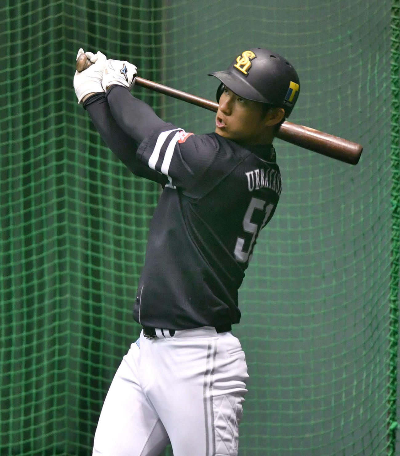 打撃練習を行う上林（撮影・岩下翔太）