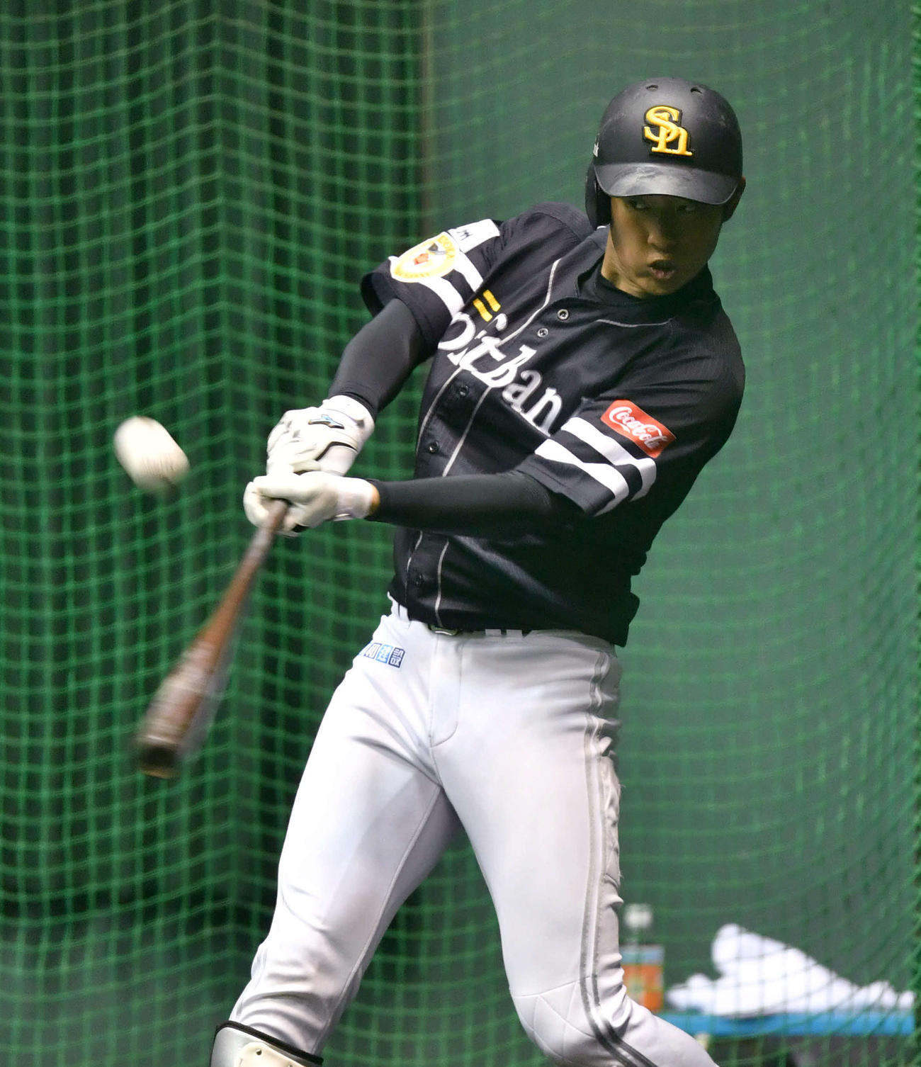 打撃練習を行う上林（撮影・岩下翔太）