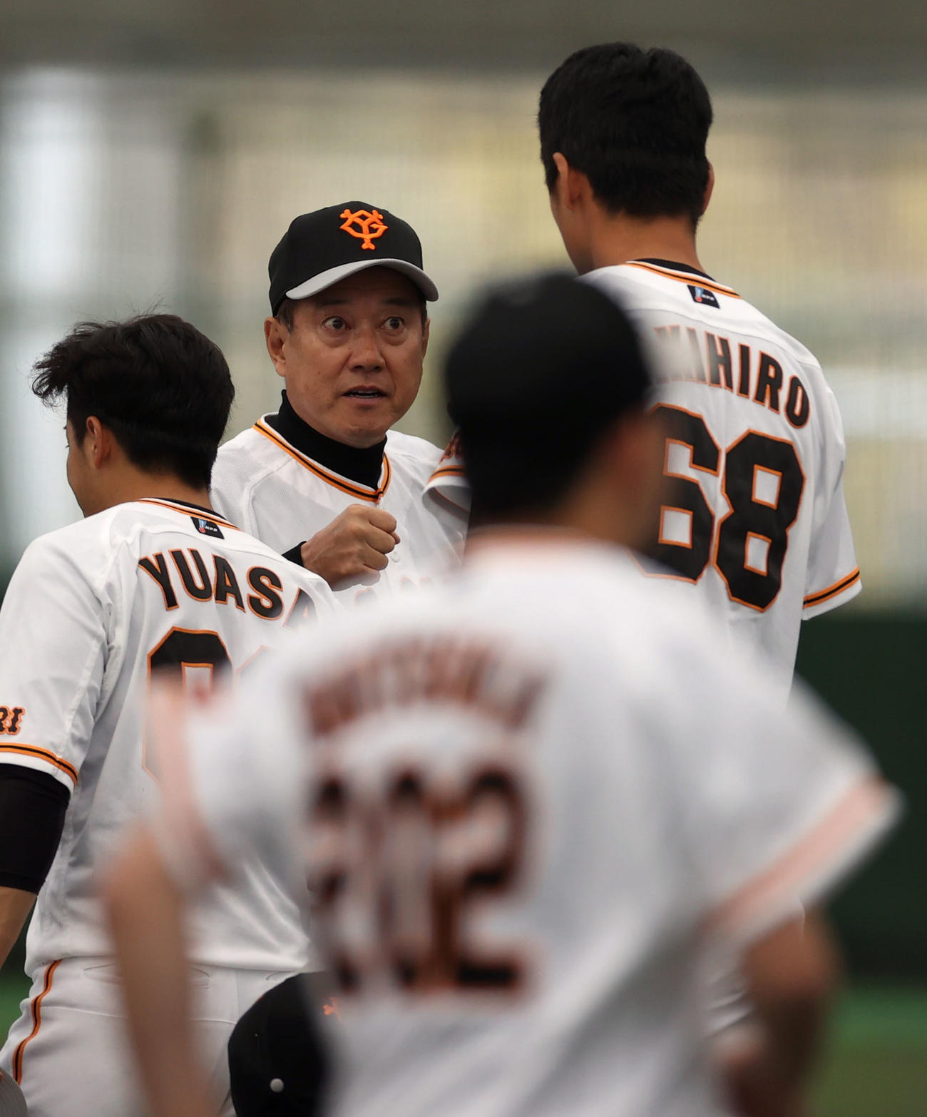 宮崎キャンプが終了し、秋広（右）とグータッチを交わす原監督（撮影・狩俣裕三）