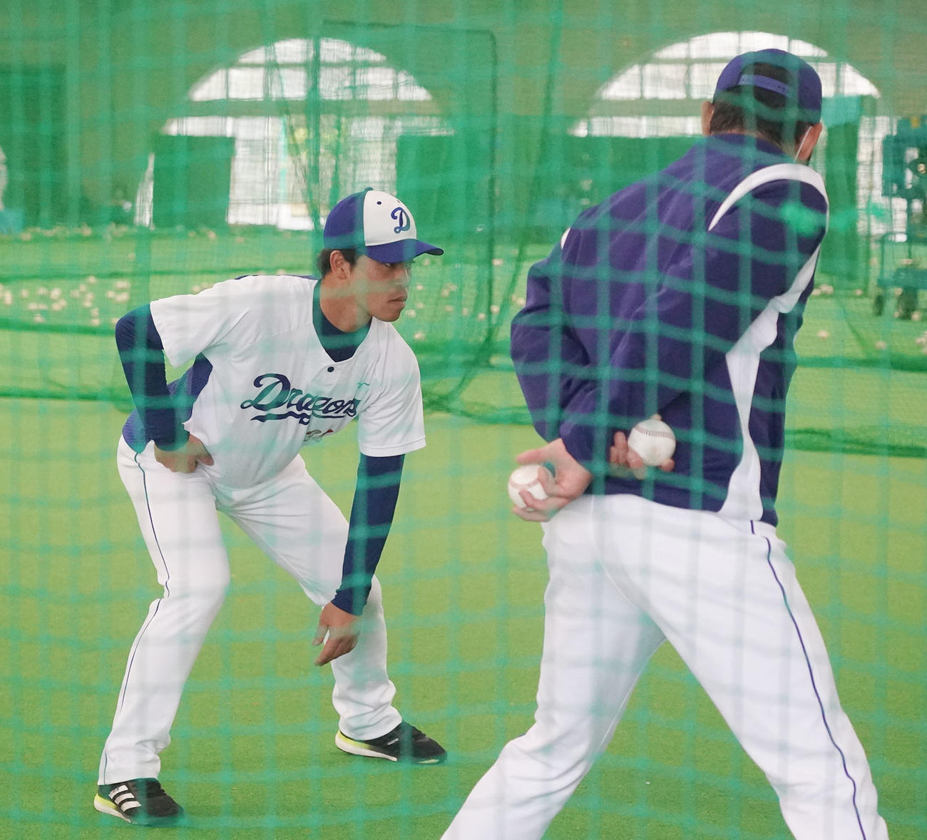 試合中止となり屋内運動場で荒木雅博内野守備走塁コーチ（右）のアドバイスを受けながら走塁練習をする三好大倫（左）（撮影・森本幸一）