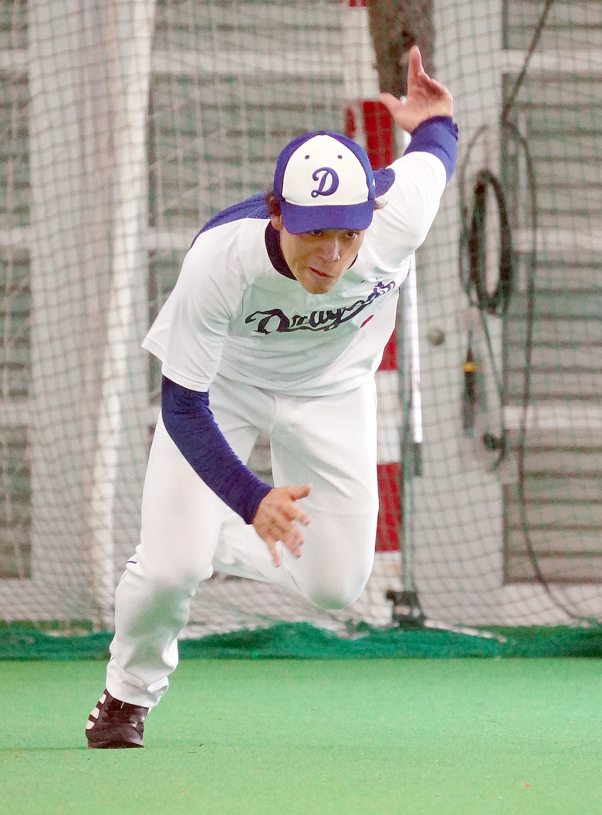 試合中止となり屋内運動場で走塁練習をする三好大倫（撮影・森本幸一）