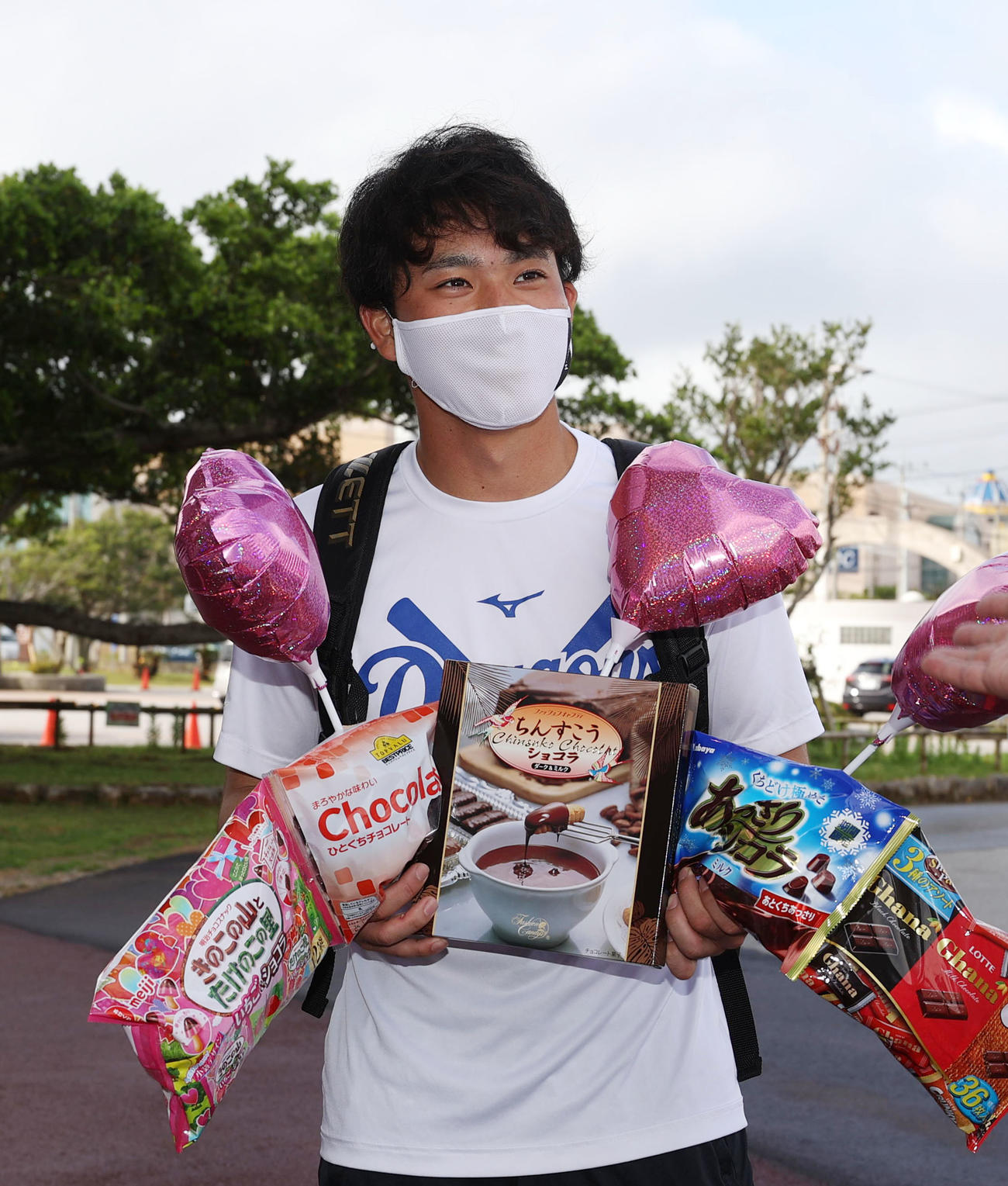 バレンタインデーの今日、練習終了後に報道陣からチョコを受け取り笑顔の三好大倫