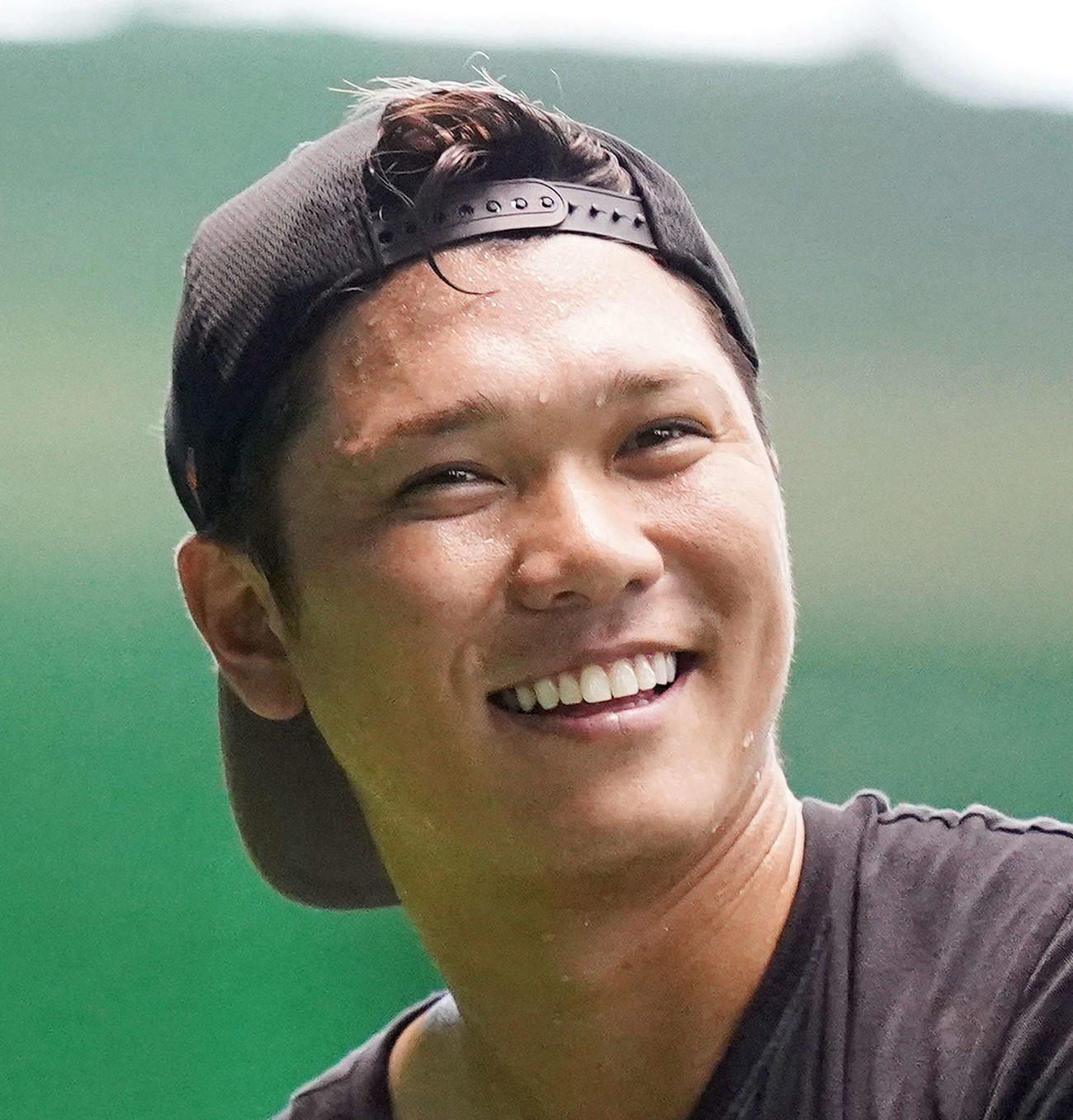 トス打撃で大量の汗を流しながら笑顔を見せる巨人坂本（撮影・江口和貴）