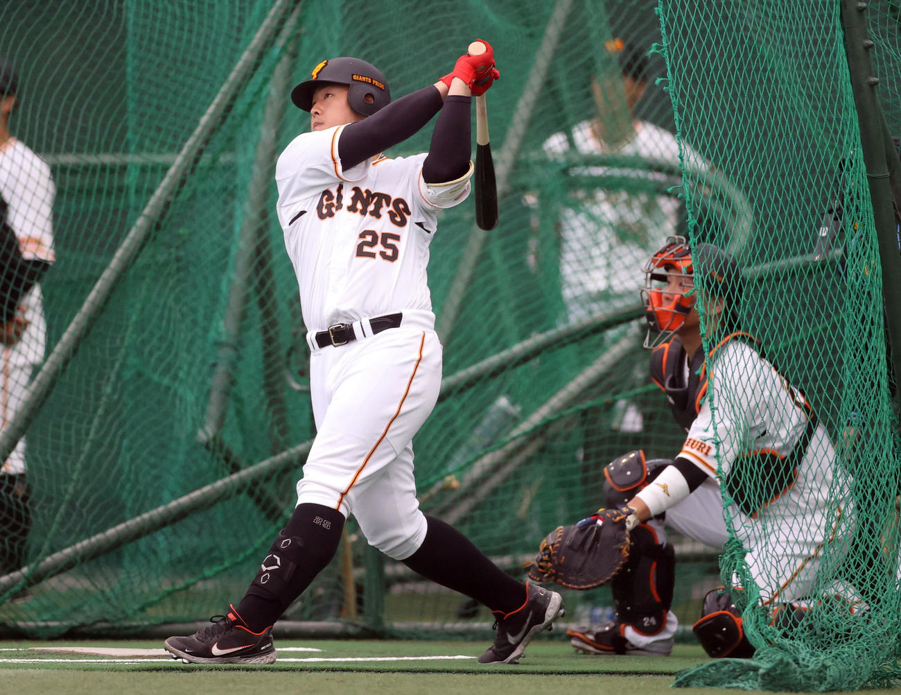 一ヶ所打撃で快音を鳴らす岡本和（撮影・狩俣裕三）