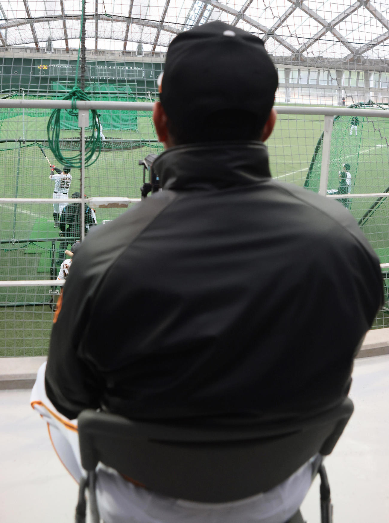 巨人岡本和のシート打撃をスタンドから見つめる原監督（撮影・足立雅史）