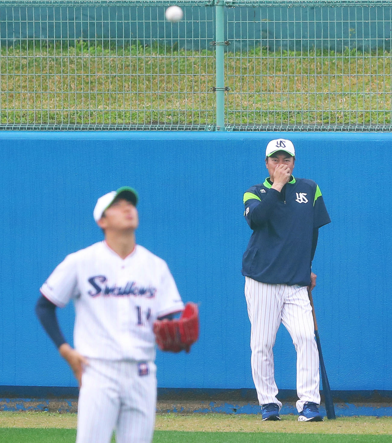 キャッチボールする投手陣を見るヤクルト高津監督。左は奥川（撮影・河田真司）