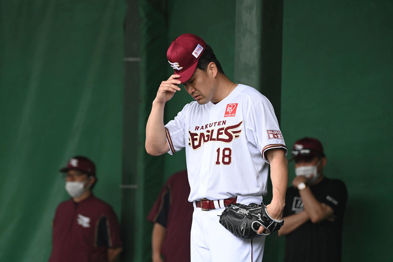 ブルペン投球の合間に集中する楽天田中将（撮影・山崎安昭）