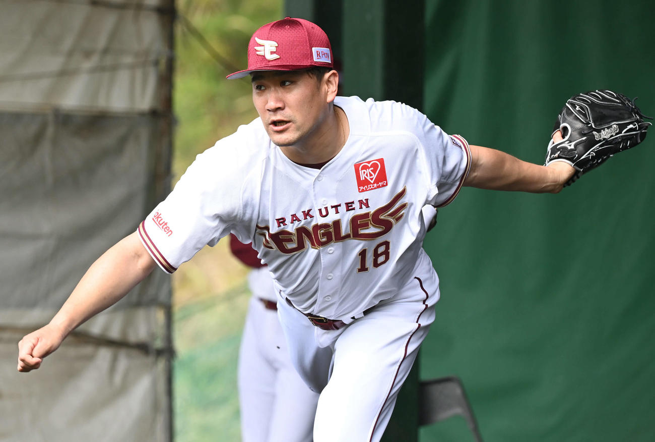 ブルペン投球をする楽天田中将（撮影・山崎安昭）
