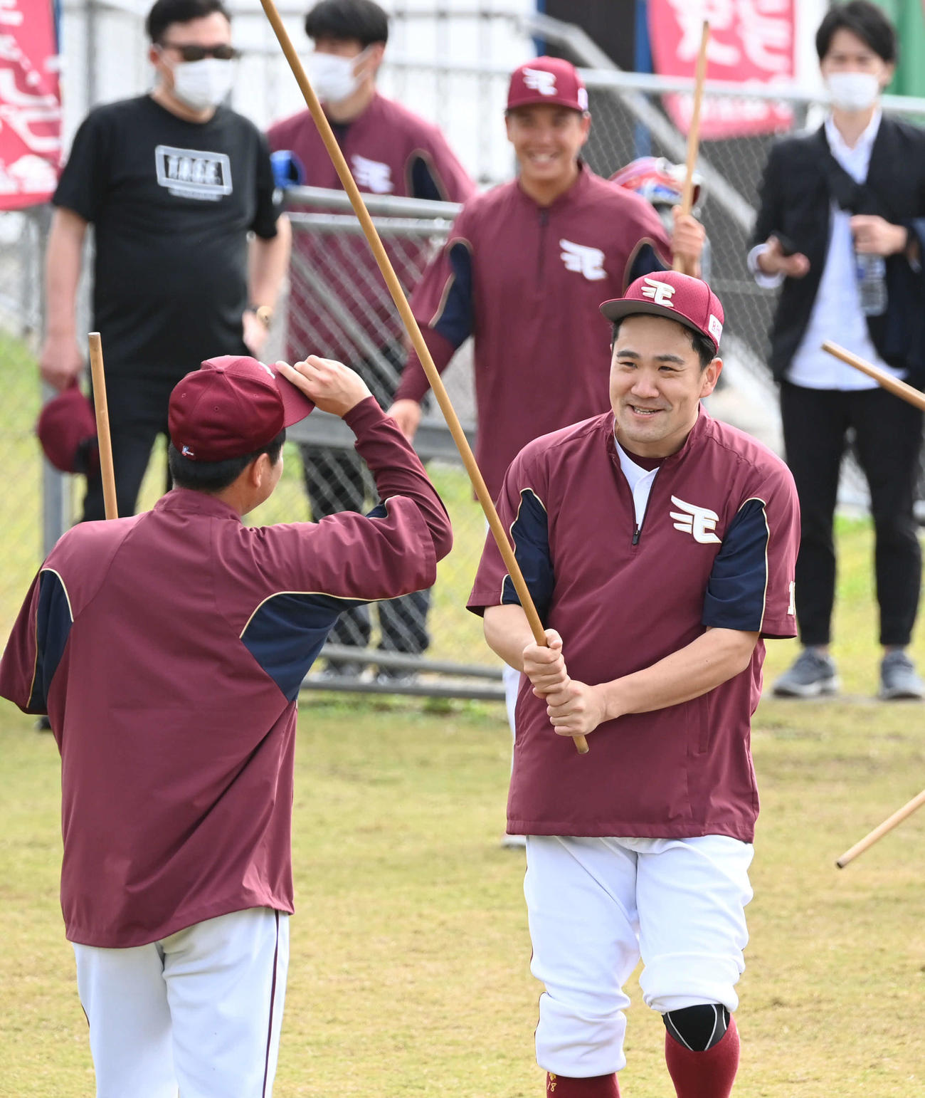 棒を持って釜田（左）とじゃれ合う楽天田中将（撮影・山崎安昭）