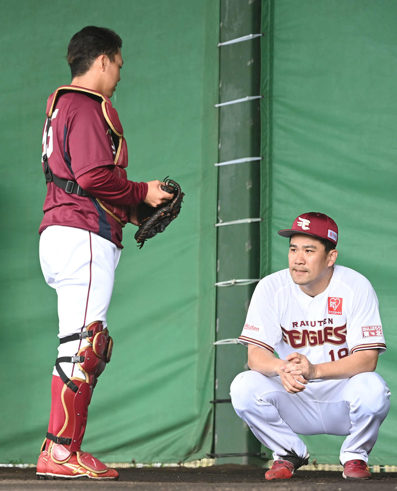 ブルペン投球を終えた楽天田中将（右）は田中貴と話し込む（撮影・山崎安昭）