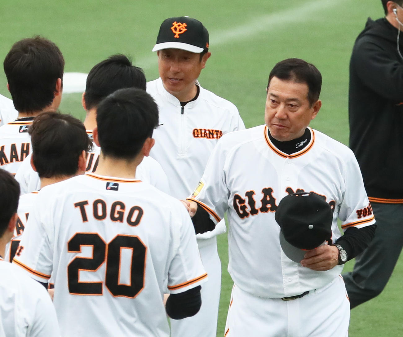 宮崎1次キャンプを打ち上げタッチを交わす巨人原監督（右）。左は戸郷、中央は宮本コーチ（撮影・足立雅史）