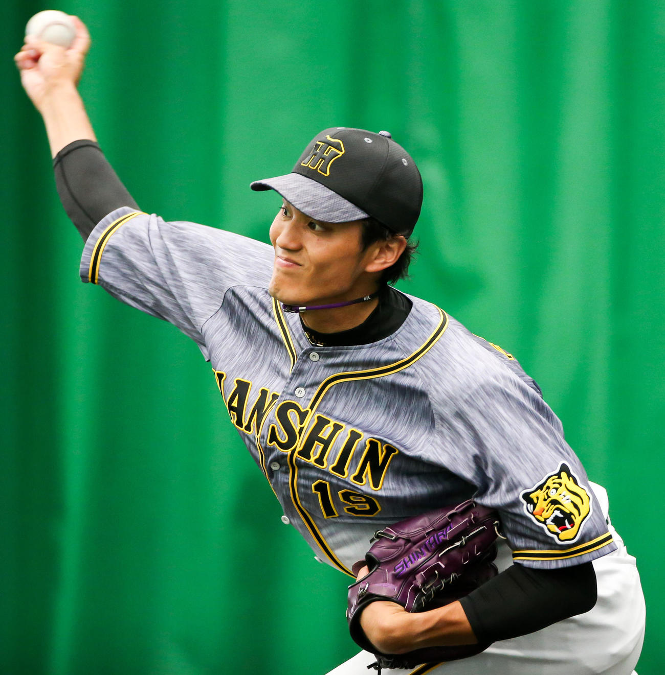 ブルペンで矢野監督に向け投げこむ藤浪（撮影・上山淳一）