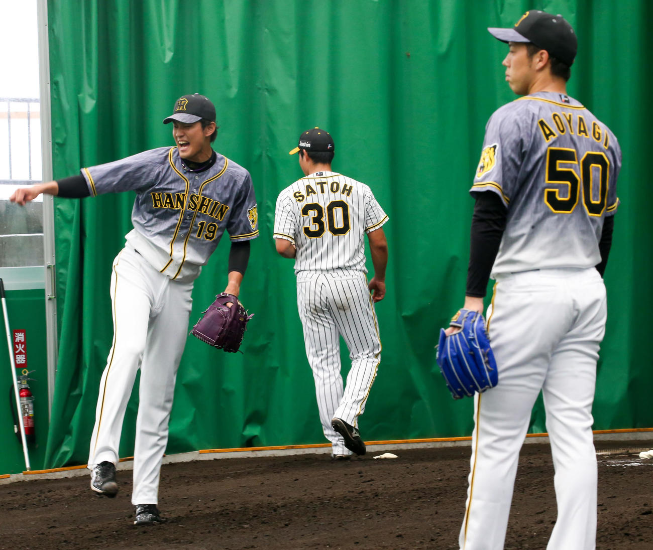 藤浪はブルペンで力強く投げ込む、右は青柳（撮影・上山淳一）